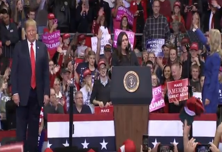 Thư ký báo chí Nhà Trắng Sarah Sanders phát biểu khi Tổng thống Trump đứng cạnh. Ảnh: CNN.
