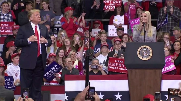 Tổng thống Trump đã mời 3 trợ lý Nhà Trắng của ông là cố vấn Ivanka - con gái ông Trump, cố vấn Kellyanne Conway và Thư ký báo chí Nhà Trắng Sarah Sanders lên sân khấu phát biểu trong cuộc vận động ở bang Indiana. Ảnh: CNN.