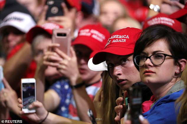 Tổng thống Trump cũng có các buổi vận động tại thành phố Huntington, bang Tây Virginia và thành phố Indianapolis, bang Indiana vào ngày 2/11, sau đó trở về bang Florida và Montana vào ngày 3/11. Ngày 4/11, nhà lãnh đạo Mỹ phát biểu trước cử tri ở bang Georgia và Tennessee trước khi kết thúc chương trình vận động bầu cử tại các bang Ohio, Indiana và Missouri ngày 5/11. Ảnh: Reuters.
