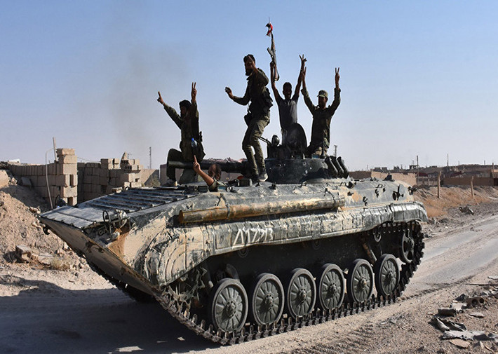 Trong cuộc tấn công như vũ bão này, Quân chính phủ Syria cũng phá hủy nhiều chiến hào và nơi ẩn nấp từng được nhóm khủng bố IS sử dụng để bảo vệ các ngọn đồi al-Safa. Ảnh: Sputnik.