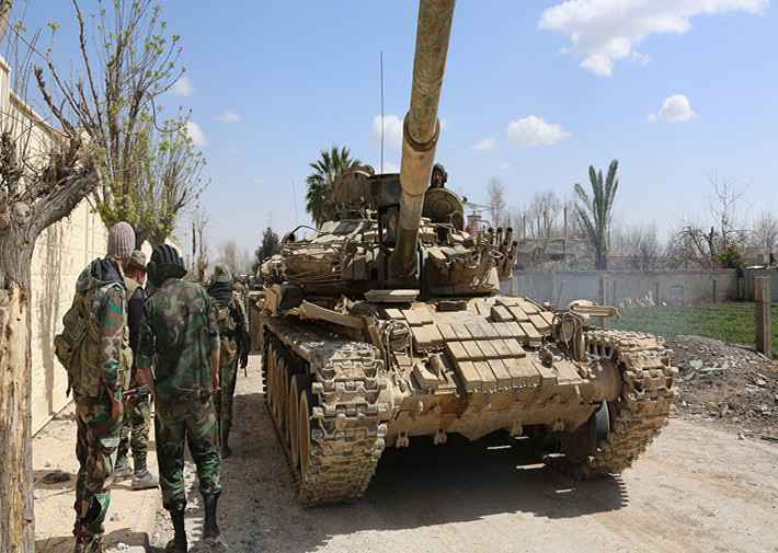 “Đây là chiến thuật quân sự phổ biến mà Quân đội Syria từng áp dụng trong một số trận đánh trước đây. Với cách đánh này, nhóm khủng bố cuối cùng sẽ bị cô lập ở hai nơi và buộc phải đầu hàng, bởi chúng không có tuyến đường tiếp tế nào”, nguồn tin cho hay. Ảnh: Al-Manar.