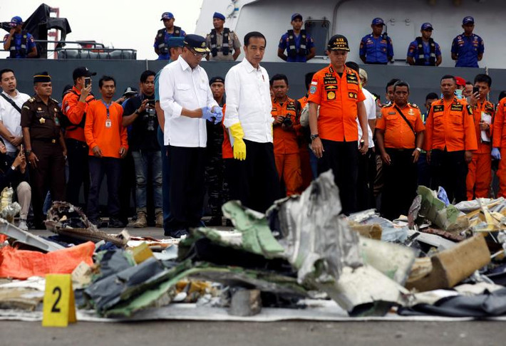 Tổng thống Indonesia Joko Widodo kiểm tra những mảnh vỡ được vớt lên tại cảng Tanjung Priok ngày 30/10.
