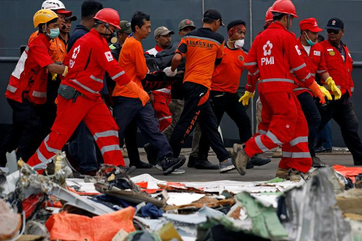 Ngày 31/10, Indonesia tuyên bố hoạt động tìm kiếm sẽ được mở rộng trên bán kính 15 hải lý xung quanh vị trí máy bay rơi.