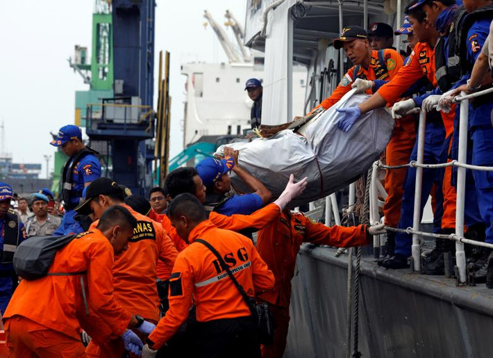 Giới chức Indonesia cho biết hiện tại 53 túi chứa thi thể nạn nhân đã được đưa đến một bệnh viện ở Jakarta để tiến hành nhận dạng.
