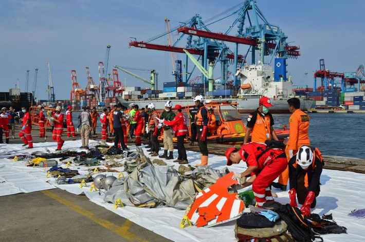 Các thiết bị chuyên dụng để tìm kiếm hộp đen máy bay Indonesia rơi như robot cũng đã được triển khai. Trước đó, tín hiệu của hộp đen được phát hiện ở vị trí sâu khoảng 30-40 m dưới mặt nước biển.