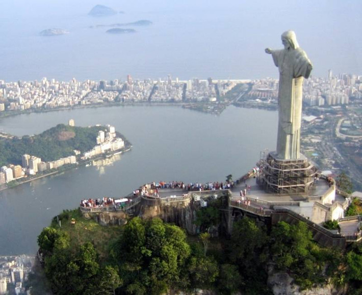 Brazil tổ chức Lễ Tạ ơn của họ trùng ngày với Mỹ. Dịp lễ này còn được gọi là Dia de Ação de Graças. Lễ Tạ ơn ở Brazil bắt đầu với việc người dân đi lễ nhà thờ vào buổi sáng, tiếp sau đó sẽ là các lễ hội.