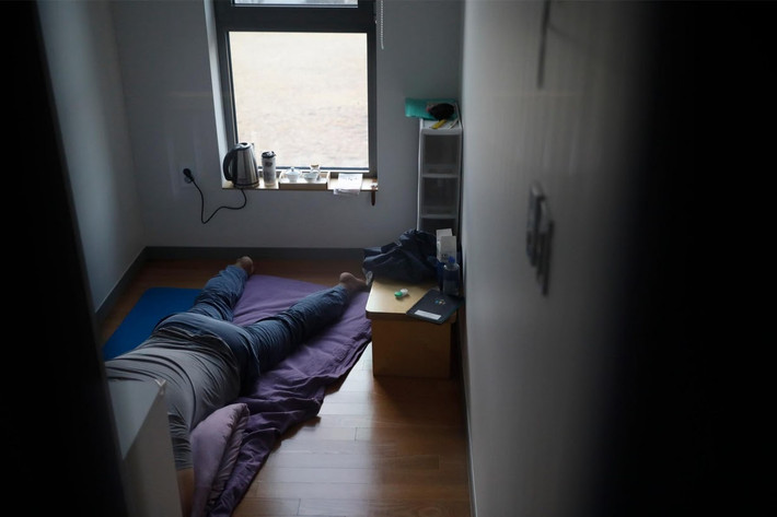 Khách hàng đến nhà tù Prison Inside Me sẽ được phát quần áo tù màu xanh, thảm tập yoga, bộ ấm trà, bút, sổ ghi chép. Họ ngủ trên sàn nhà. Có một nhà vệ sinh nhỏ trong mỗi phòng giam nhưng không có gương.