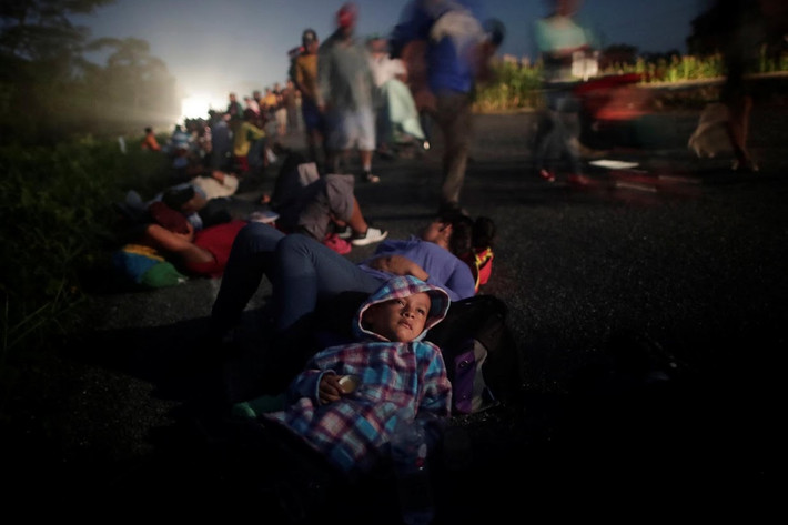 Hãng thông tấn Reuters đã ghi lại một phần trong cuộc hành trình tới Mỹ của cô Glenda Escobar (33 tuổi) cùng hai con trai Adonai (5 tuổi) và Denzel (8 tuổi) đến từ Honduras. (Nguồn ảnh: Reuters).