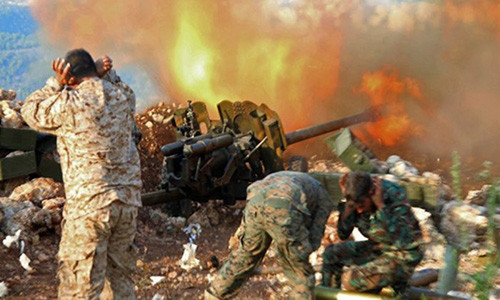 Một nguồn tin quân sự cho hay, Quân đội Syria đã sử dụng súng máy và nã pháo dồn dập về phía nhóm phiến quân. Đáp trả, các tay súng thánh chiến cũng nã đạn vào các tuyến phòng thủ của quân chính phủ Syria ở vùng nông thôn phía nam tỉnh Idlib. Ảnh: SMMS.