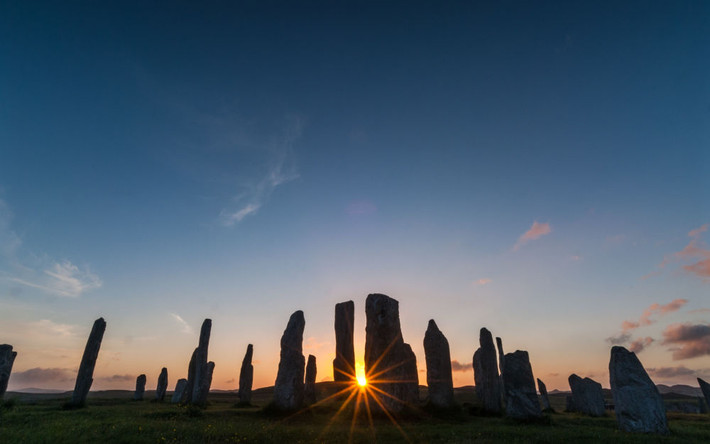Bãi đá cổ Callanish ở Scotland nằm trên trên đảo Lewis là công trình độc đáo của các bộ lạc thời tiền sử. Chiều cao trung bình của vòng cột đá ngoài là 3m và cột đá trung tâm cao 4,5m.