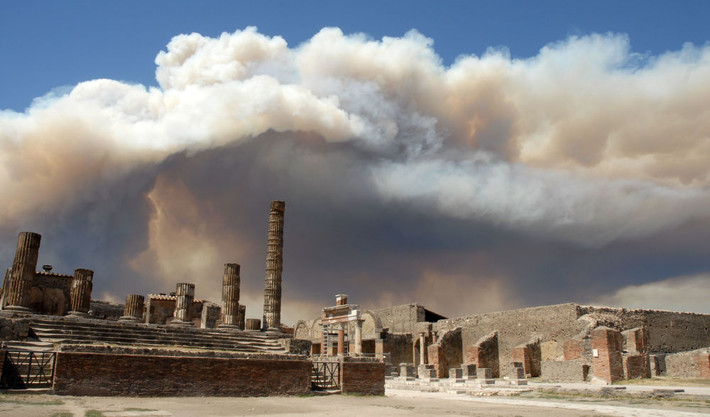 Thành phố Pompeii, Italy, bị đám khói dày đặc bao phủ do cháy rừng trên núi Vesuvius tạo nên khung cảnh ấn tượng.