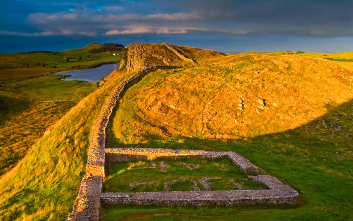Pháo đài Hadrian's Wall ở thành phố Carlisle, Anh, được xây dựng từ năm 122 sau Công nguyên. Nơi này được công nhận là Di sản thế giới vào năm 1987.