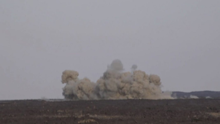 Tuy nhiên, lực lượng Mãnh Hổ Syria đã phát hiện ra các tay súng này gần thị trấn Khuwayn và nã pháo vào chúng. Ảnh: AMN.