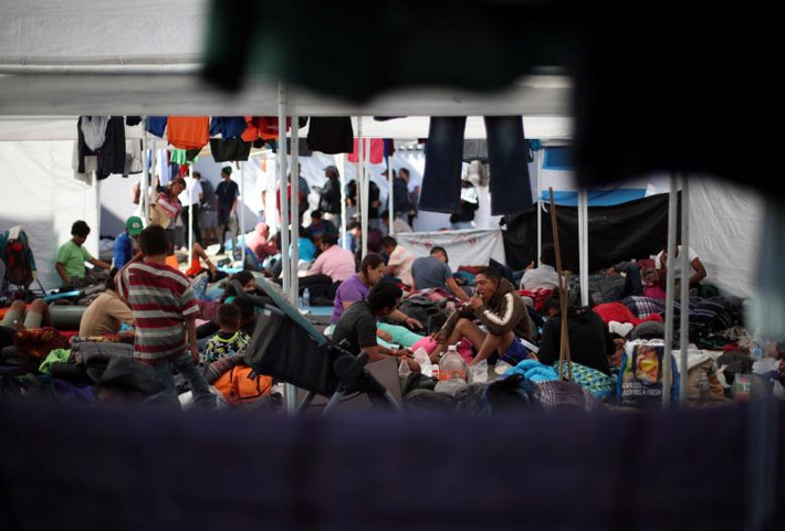 Họ sống vạ vật qua ngày trong khu trú ẩn tạm thời ở Tijuana, Mexico.