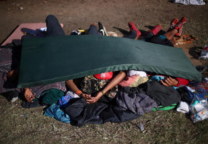Sau khi bị chặn ở biên giới Mỹ-Mexico, hàng trăm người di cư Trung Mỹ đã phải “định cư” tạm thời ở vùng biên giới phía Mexico. (Nguồn ảnh: Reuters)