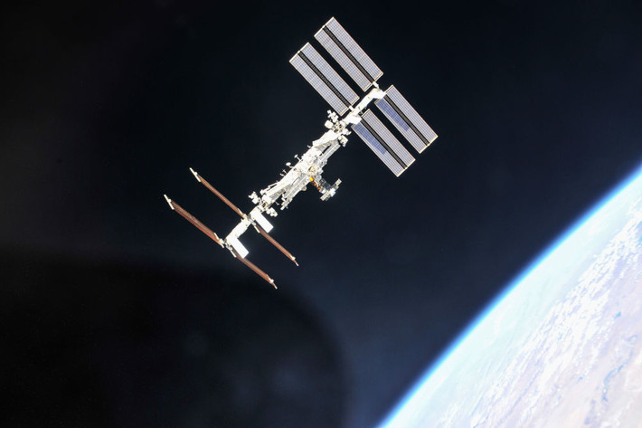 Theo Sputnik, phi hành đoàn hiện tại của Trạm Không gian Quốc tế ISS là Expedition-57, bao gồm Chỉ huy Alexander Gerst của Cơ quan Vũ trụ Châu Âu (ESA) , Chỉ huy Roscosmos Sergei Prokopyev và phi hành gia Serena Aunon-Chancellor của NASA. Phi hành đoàn ISS sẽ thực hiện một loạt các nhiệm vũ kỹ thuật và khoa học, trong đó có công việc lắp đặt các thiết bị đặc biệt cho sáng kiến ICARUS nhằm mục đích theo dõi quá trình di cư của các loài chim và động vật hoang dã. (Nguồn ảnh: Sputnik)