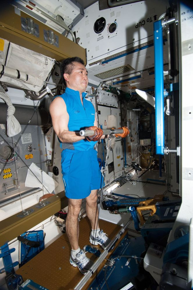 Kỹ sư Koichi Wakata của Cơ quan Khám phá Vũ trụ Nhật Bản (JAXA) thuộc phi hành đoàn Expedition-38 tập thể dục trong mô-đun Node 3 của ISS. Mời độc giả xem thêm video: Trạm ISS được sửa thành công trong đêm Noel năm 2013 (Nguồn: VTC14)
