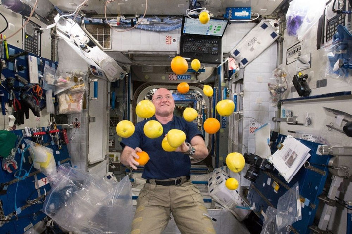 Những quả cam, chanh,... bay lơ lửng xung quanh phi hành gia Scott Kelly trên trạm ISS.