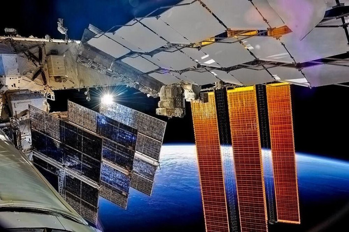 Mặt trời mọc trên trạm ISS.