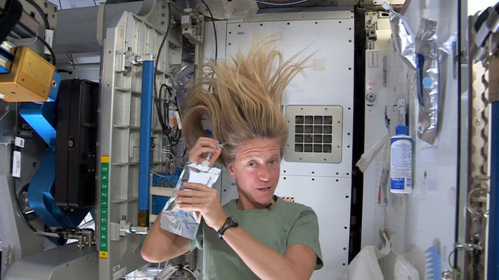 Kỹ sư Karen Nyberg của phi hành đoàn Expedition-36 chỉ cách gội đầu và sấy tóc trên trạm ISS.