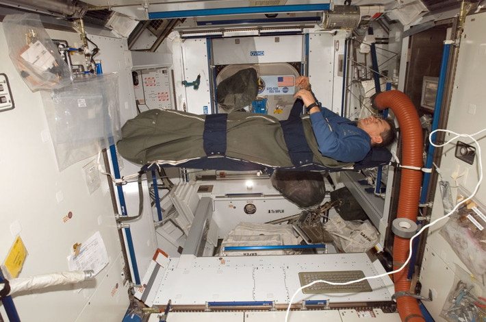 Phi hành gia Paolo Nespoli của Cơ quan Vũ trụ Châu Âu (ESA) đang nằm trong túi ngủ tại mô-đun Harmony của trạm ISS.