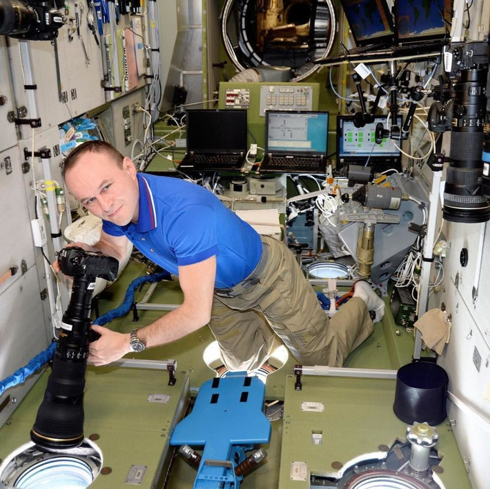 Phi hành gia người Nga Sergey Ryazansky cầm máy ảnh trên trạm ISS.