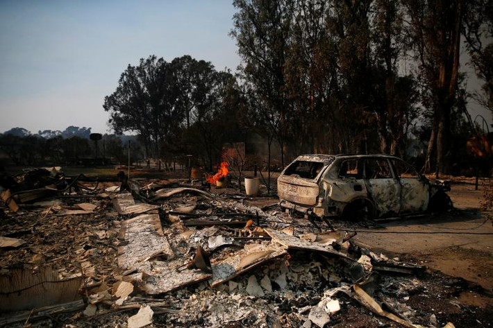 Đám cháy Woolsey “xóa sổ” một tòa nhà ở Malibu. Ảnh: Reuters.