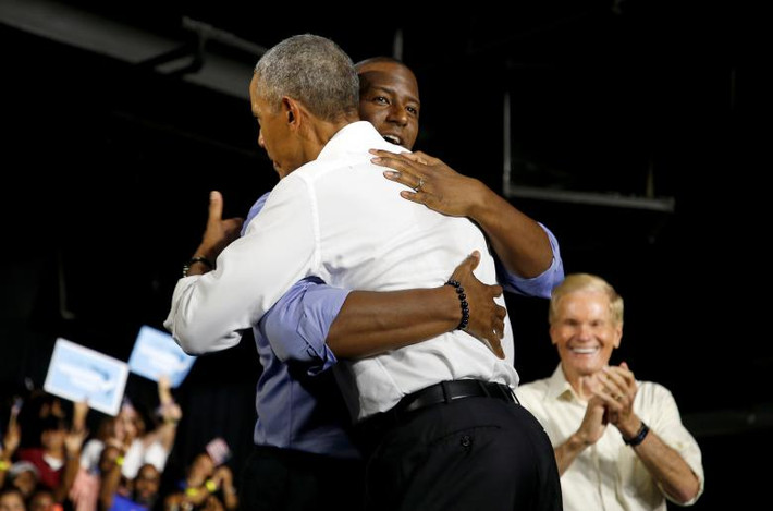 Cựu Tổng thống Mỹ Barack Obama ôm ứng viên chức Thống đốc bang Florida, Andrew Gillum, trong khi Thượng nghị sĩ Bill Nelson đứng bên cạnh trong cuộc vận động ở Miami ngày 2/11.