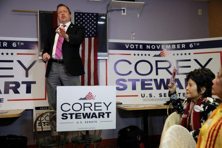Ứng viên Đảng Cộng hòa chạy đua vào Thượng viện Mỹ, Corey Stewart, phát biểu trước các cử tri trong chiến dịch vận động ở Annandale, bang Virginia, ngày 30/10.