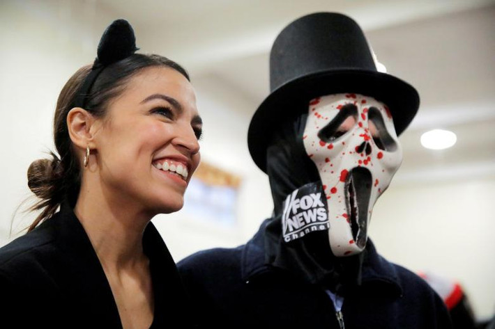 Ứng viên Đảng Dân chủ chạy đua vào Quốc hội Mỹ Alexandria Ocasio-Cortez tham dự một sự kiện tại Bronx, New York, ngày 31/10.