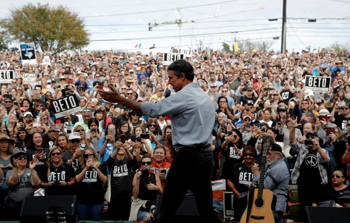 Nghị sĩ Beto O’Rourke phát biểu trước những người ủng hộ tại cuộc vận động cử tri đi bỏ phiếu ở Austin, bang Texas, ngày 4/11.