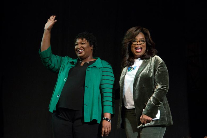 Ứng viên của Đảng Dân chủ chạy đua chức Thống đốc bang Georgia, bà Stacey Abrams (trái) tại sự kiện ở Marietta ngày 1/11.