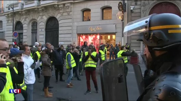 “Giá xăng không bao giờ ngừng tăng. Tổng thống Macron và những người cộng sự của ông ấy chỉ khiến mọi thứ trở nên ngày càng tồi tệ hơn”, RT dẫn lời một người biểu tình cho biết. Ảnh: Twitter.