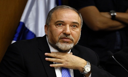 Tháng 6/1978, ông Lieberman cùng gia đình di cư đến Israel. Sau thời gian phục vụ trong Lực lượng Phòng vệ Israel, ông đăng ký vào trường Đại học Hebrew ở Jerusalem và tốt nghiệp với tấm bằng cử nhân về Khoa học Chính trị và Quan hệ Quốc tế. Ảnh: MEE.