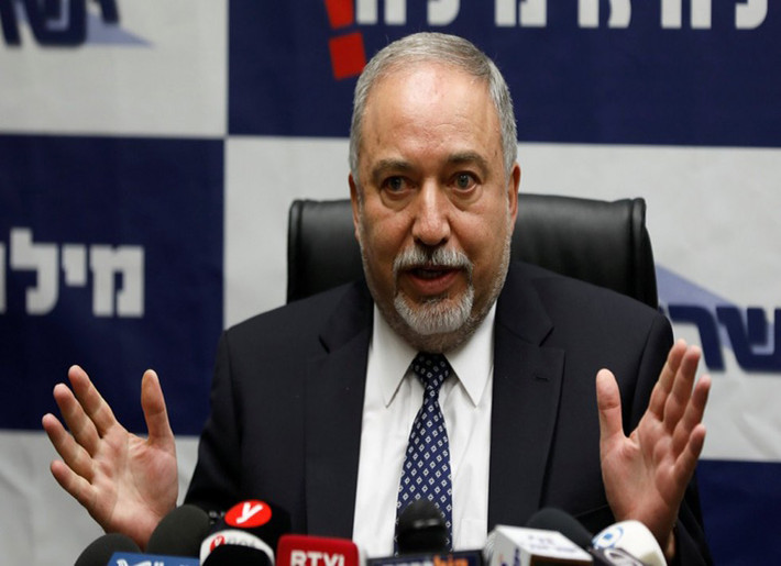 Phát biểu trong cuộc họp báo sau tuyên bố từ chức, Bộ trưởng Quốc phòng Lieberman cho rằng việc chấp nhận lệnh ngừng bắn tại Gaza là hành động “đầu hàng khủng bố”. Đồng thời, ông kêu gọi chính phủ giải tán Quốc hội và tiến hành bầu cử sớm nhất có thể. Ảnh: SCMP.