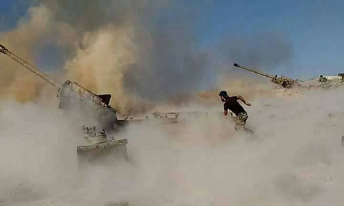 “Quân đội Syria đã điều lực lượng tiếp viện và trang thiết bị quân sự tới căn cứ gần Albu Kamal ở Đông Deir Ezzor và khu vực biên giới với Syria”, nguồn tin chiến trường ở Đông Syria cho biết. Ảnh: AMN.