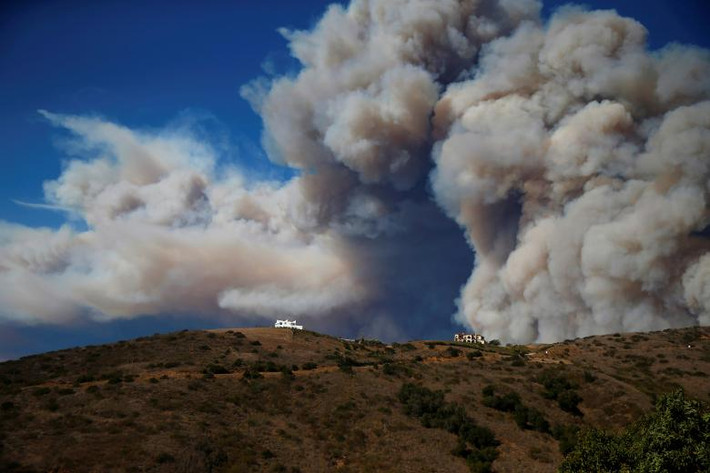 Khói bốc lên ngùn ngụt do cháy rừng ở Calabasas, California, ngày 9/11. Ảnh: Reuters.