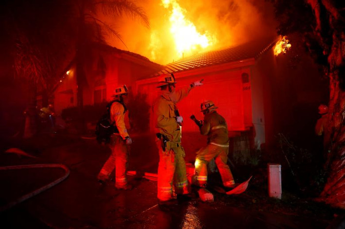 Hàng chục ngôi nhà đã bị thiêu rụi do đám cháy ở Thousand Oaks. Ảnh: Reuters.