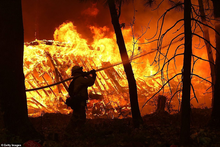 Đám cháy Camp lan rộng khắp Magalia, California. Ảnh: Getty.