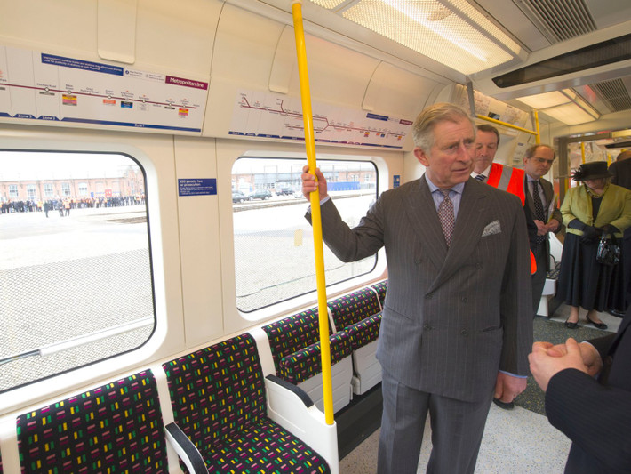 Ông đi tàu điện ngầm ở thủ đô London và thăm hỏi các nhân viên làm việc trên tàu hồi năm 2012.