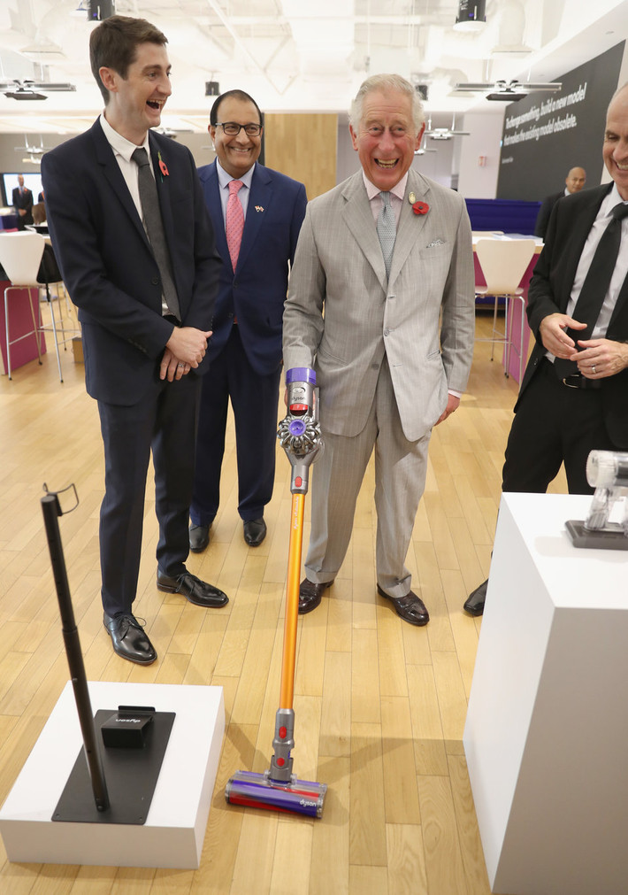 Thái tử Charles cười tươi khi thử một chiếc máy hút bụi Dyson V8 Absolute mới tại trung tâm ở Singapore năm 2017.