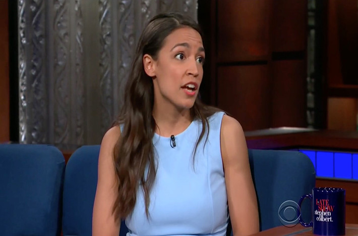Về quan điểm chính trị, nghị sĩ Ocasio-Cortez ủng hộ những chính sách tiến bộ như chăm sóc sức khỏe phổ quát, đảm bảo việc làm, miễn học phí cho sinh viên đại học và học sinh các trường công lập, hay ban hành luật kiểm soát súng đạn,...Ảnh: Mediaite.com.