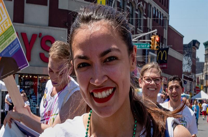 Nữ nghị sĩ Ocasio-Cortez từng đến Texas để tham gia tuần hành phản đối chính sách chia rẽ gia đình người nhập cư. Ảnh: AJ.