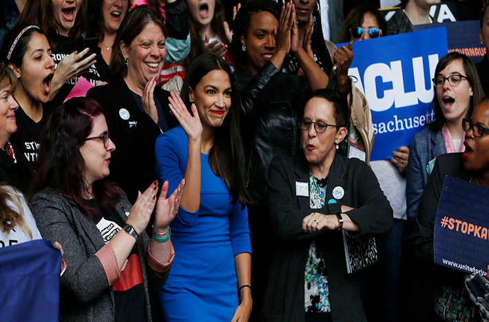 Với chiến thắng này, cô Ocasio-Cortez đã viết nên lịch sử chính trường Mỹ khi là người phụ nữ trẻ nhất được bầu vào Quốc hội nước này. Ảnh: Axios.