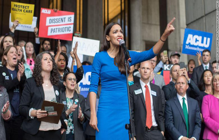 Năm 2016, Ocasio-Cortez tham gia hỗ trợ cho chiến dịch tranh cử của Thượng nghị sĩ Đảng Dân chủ Bernie Sanders tại New York. Sau đó, Ocasio-Cortez tham gia cùng các nhà hoạt động tại Khu bảo tồn Người da đỏ Standing Rock để phản đối việc thi công đường ống khí ga qua lãnh thổ Người da đỏ. Ảnh: KTLA.