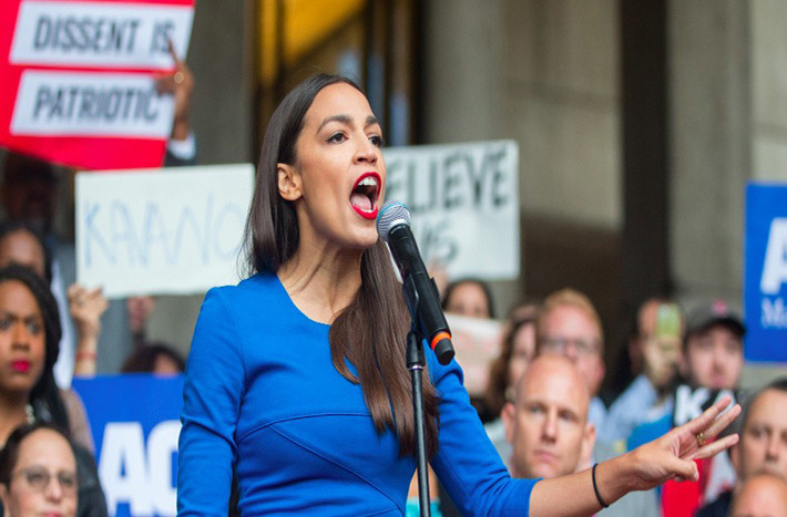 Trước đó, Ocasio-Cortez từng đánh bại đại diện của Đảng Dân chủ đến từ New York, Joe Crowley, trong cuộc bầu cử sơ bộ hồi đầu năm. Khi đó, cô đã được đánh giá là một trong những ứng cử viên sáng giá của Đảng Dân chủ. Ảnh: CD.