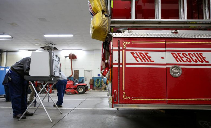 Các cử tri đi bỏ phiếu trong một trạm cứu hỏa ở Meriden, Connecticut.