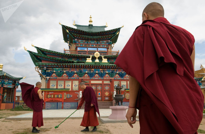 Ivolginsky Datsan, một đền thờ Phật giáo nằm ở Cộng hòa Buryatia, Nga, được xây dựng năm 1945 sau khi Thế chiến II kết thúc. Ngôi chùa được xây dựng dưới chân ngọn đồi Khamar-Daban, là nơi đón đông đảo tín đồ, người hành hương và du khách từ khắp thế giới.
