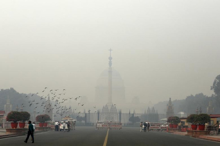 Dinh Rashtrapati Bhavan dành cho Tổng thống Ấn Độ bị bao trùm bởi làn sương mù ngày 5/11.