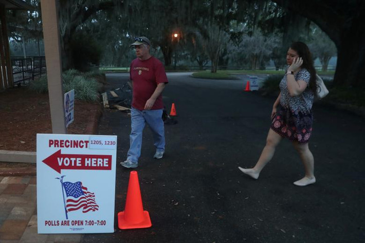 Nhiều cử tri đến một điểm bỏ phiếu ở Tallahassee, bang Florida, từ khá sớm.